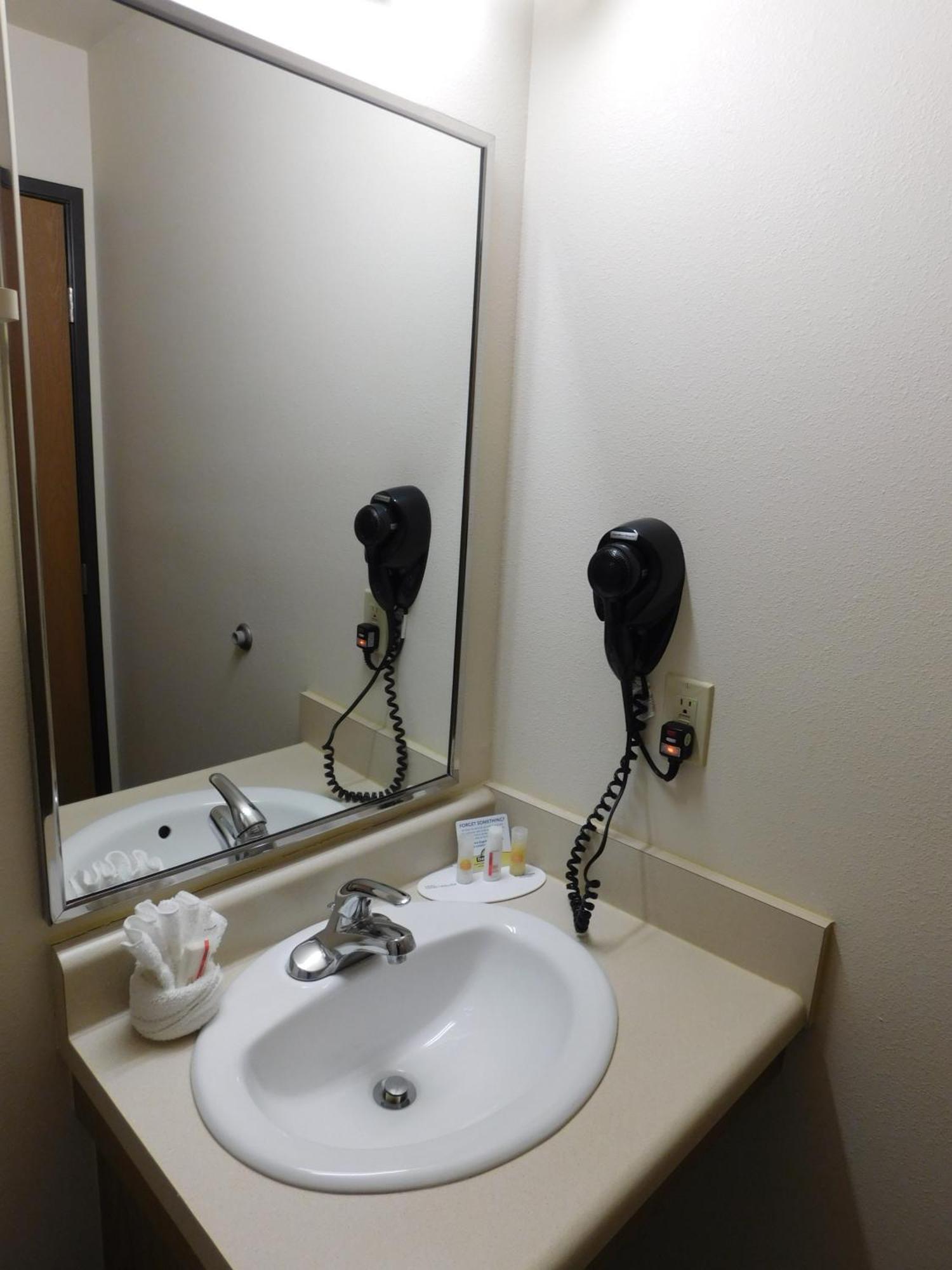 Days Inn & Suites By Wyndham Rochester South Bilik gambar
